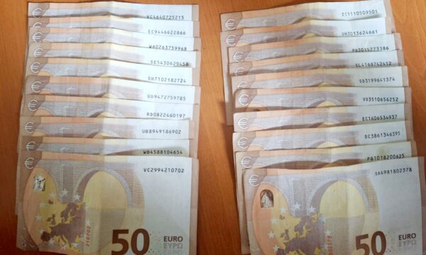 Dy qytetarë në Rahovec dorëzojnë në Polici gati 2000 euro të gjetura në rrugë