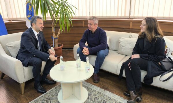 Ambasadori britanik viziton KQZ-në, falendëron Policinë e Prokurorinë për punën që po bëjnë për zgjedhje pa probleme