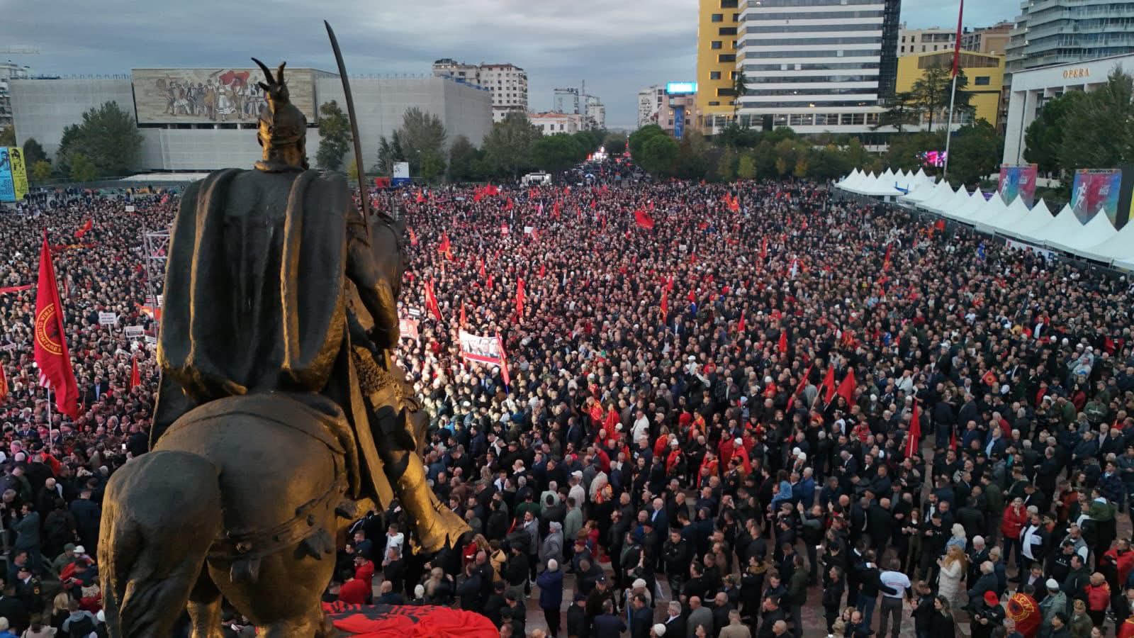 Mediat ndërkombëtare jehonë protestës së UÇK në Tiranë