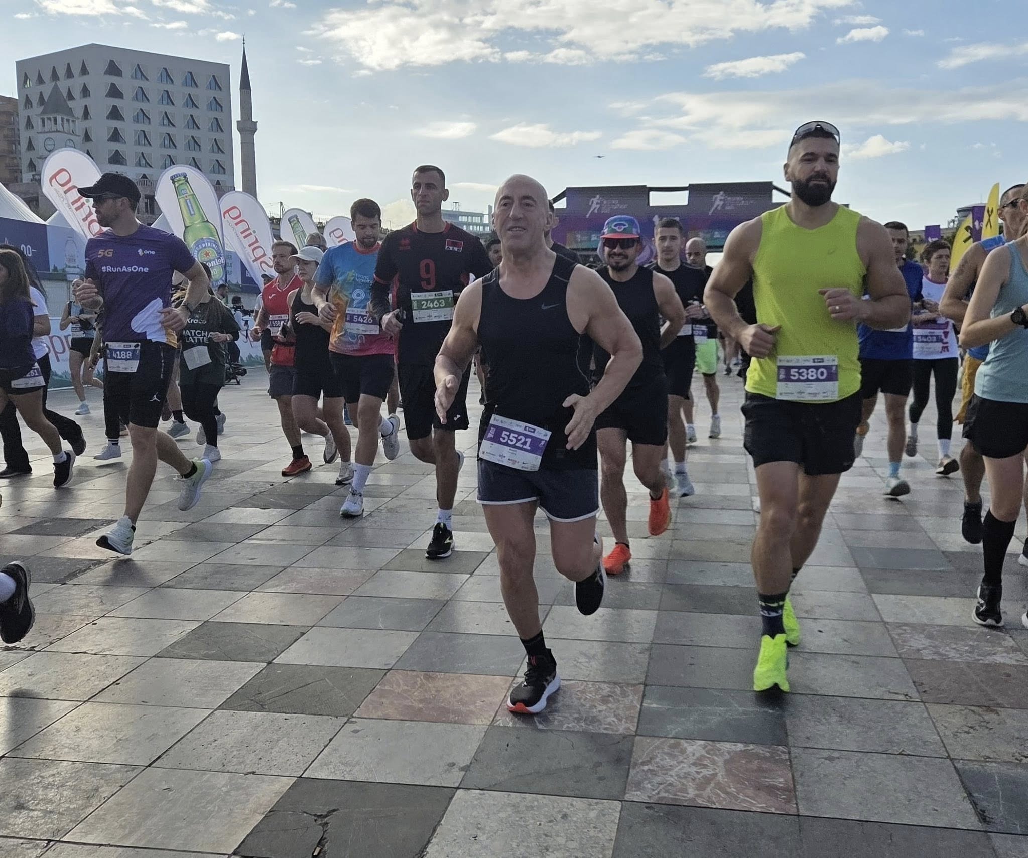 Haradinaj i bashkohet maratonës së Tiranës në vrapim