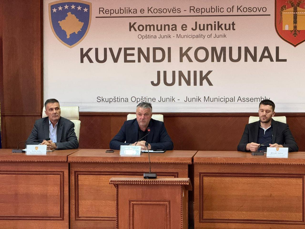 Dështimi i buxhetit të Junikut, kryetari Shehu: Asamblistët e AAK-së kanë marrë urdhër nga Deçani që të mos marrin pjesë në seancë