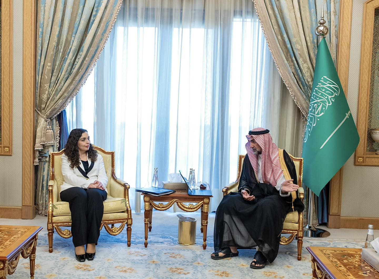 Osmani në Riad fton investitorët sauditë të sjellin kapital në Kosovë