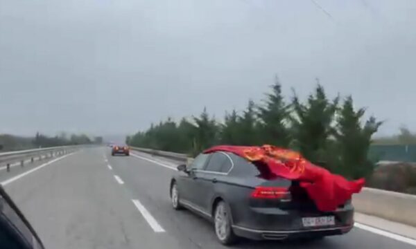 Me flamuj kuq e zi dhe simbolet e UÇK-së, veturat nga Kosova nisen për në Shqipëri