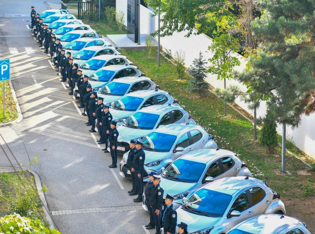 Drejtori Gazmend Hoxha ndan vetura për policët e lagjes