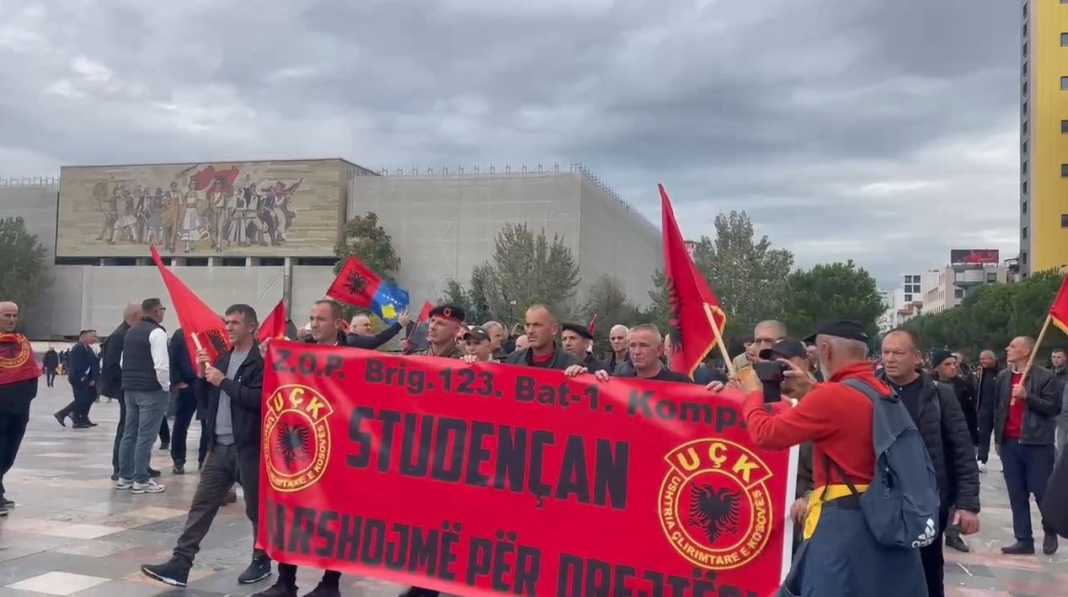 “Pa çlirimtarët s’ka shtet”, mesazhet që përcjellin qytetarët nga Kosova në Tiranë