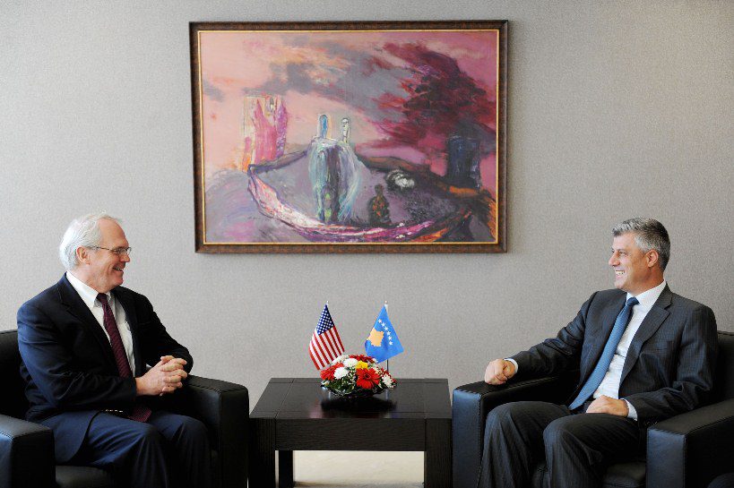 Edhe Christopher Hill dëshmitar në gjyqin ndaj Thaçit