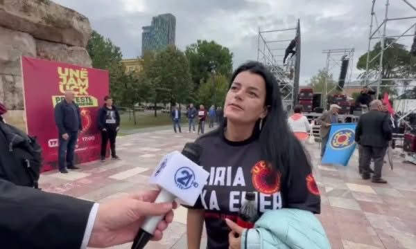 Vasfije Krasniqi shkon në Tiranë: Kam ardhë në protestë me i tregu botës se Serbia është ajo që duhet dënuar