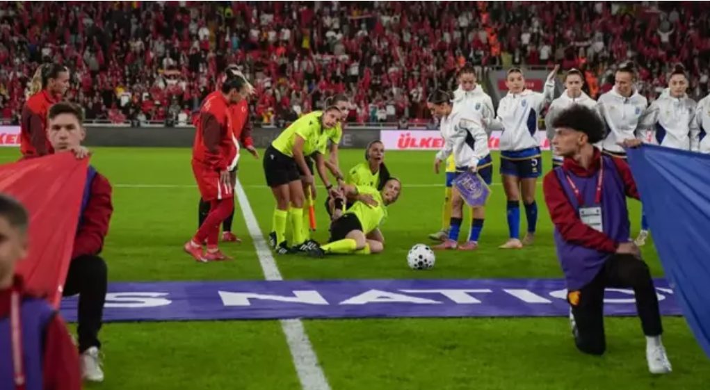 Gjyqtarja bie pa ndjenja në ndeshjen Turqi-Kosovë