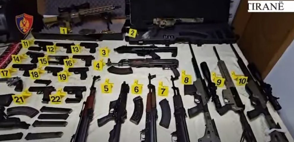 Tiranë: Arrestohet 34 vjeçari, posedonte armë sa për një ushtri