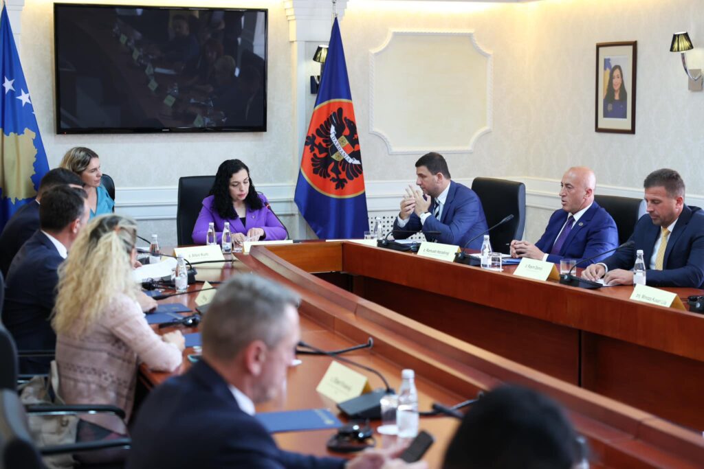 Përgjegjësia tek Presidentja për mandatarin, do t’u kërkojë “kompromis politik” partive për të shmangur çdo bllokadë