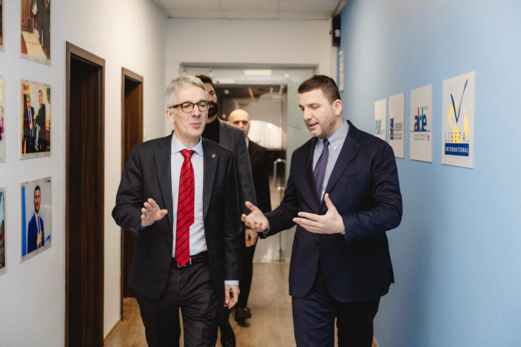 Krasniqi takohet me Ambasadorin e Gjermanisë, flasin për zhvillimet politike në vend