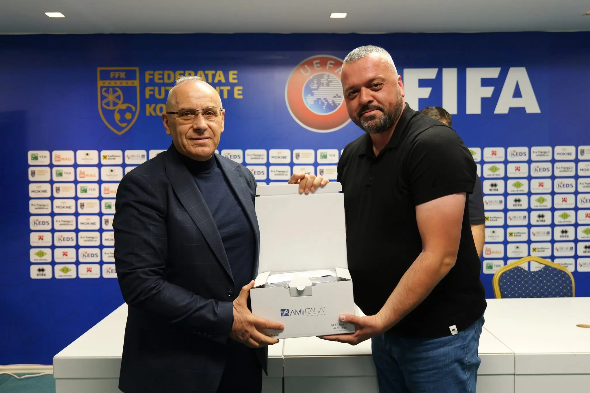 FFK shton sigurinë në futboll, shpërndan defibrilatorë modernë për klubet