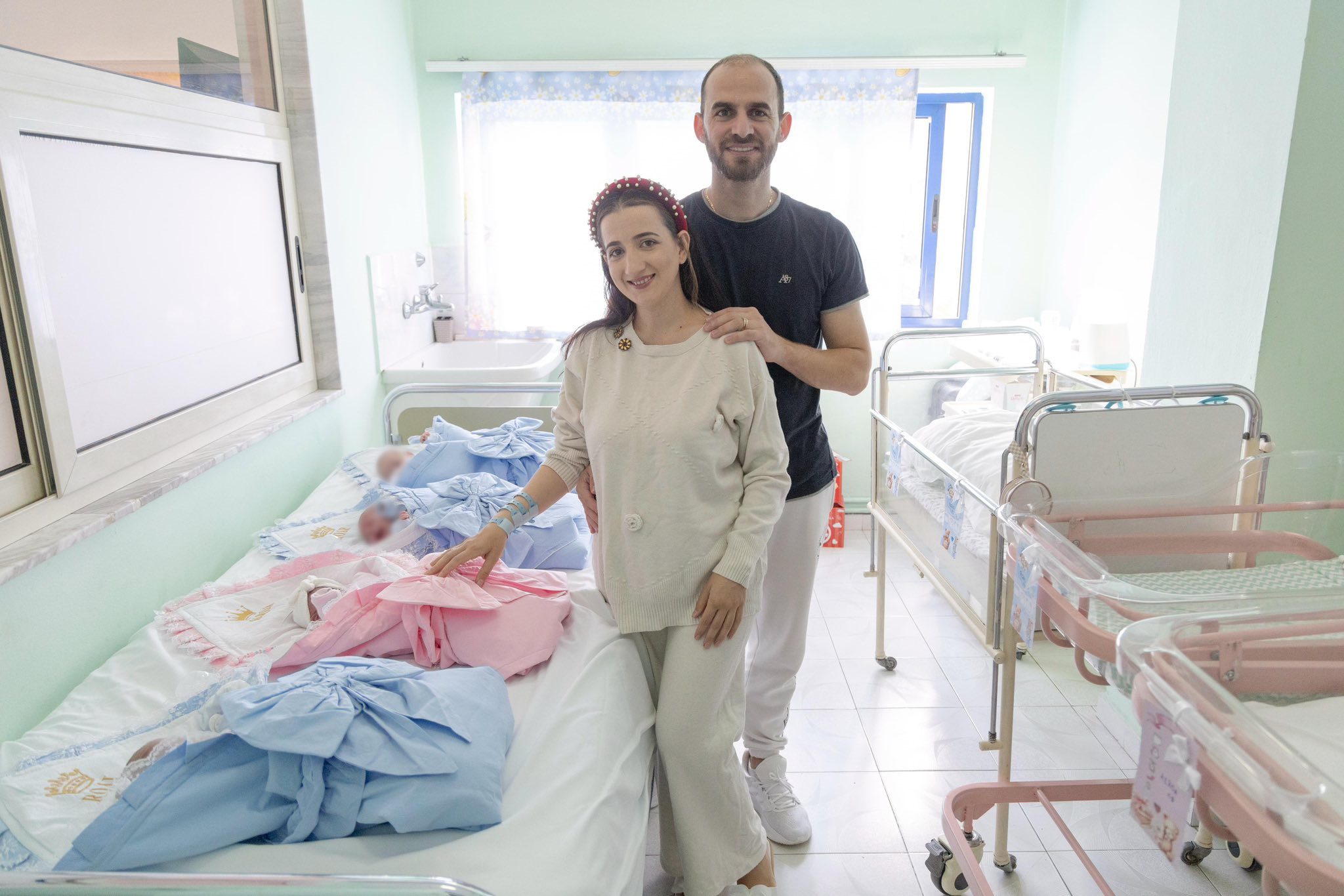 Gruaja në Tiranë sjell në jetë katërnjakë