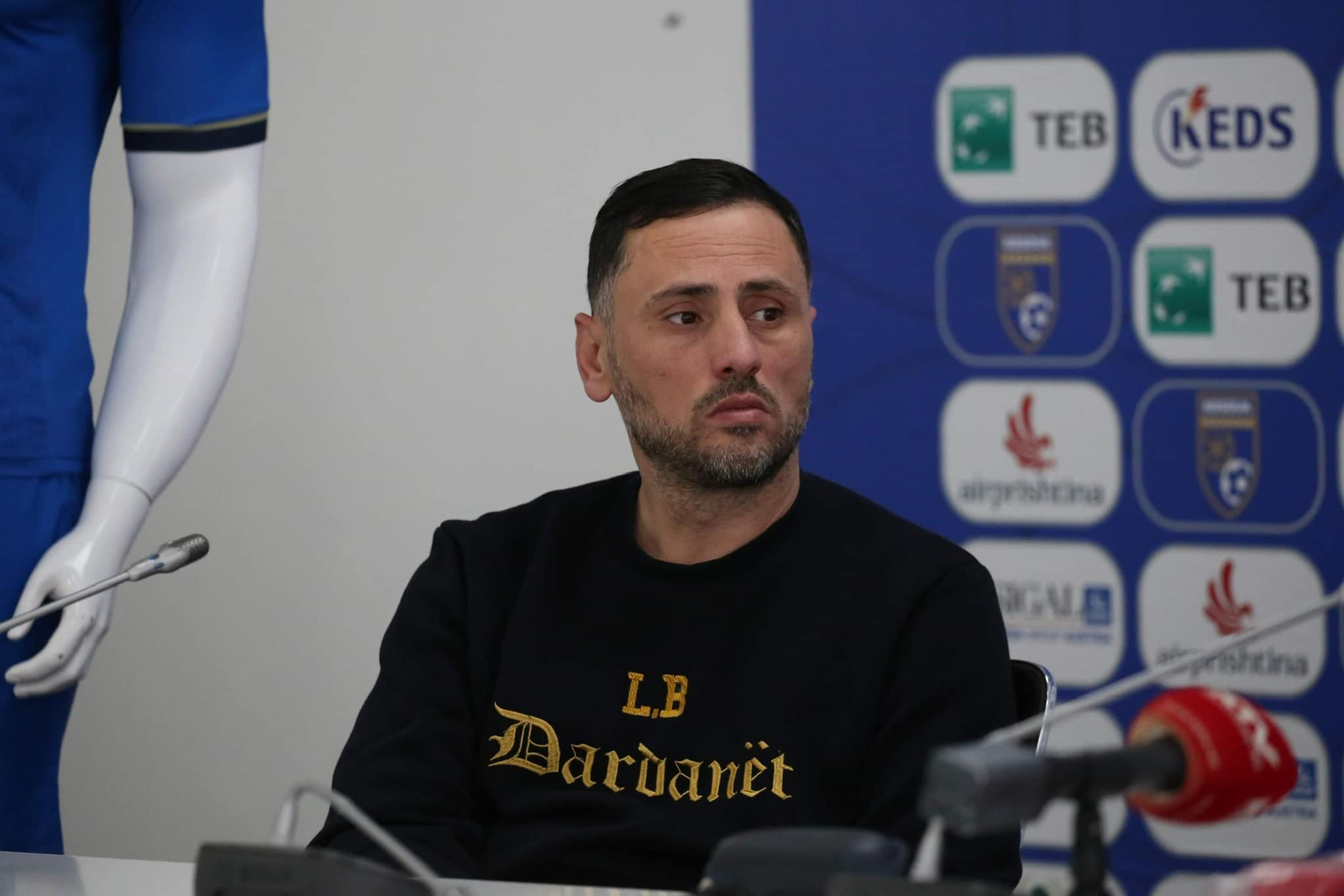 Kryetari i tifozëve të Kosovës kërcënon gazetarin Rashiti, reagon AGK-ja