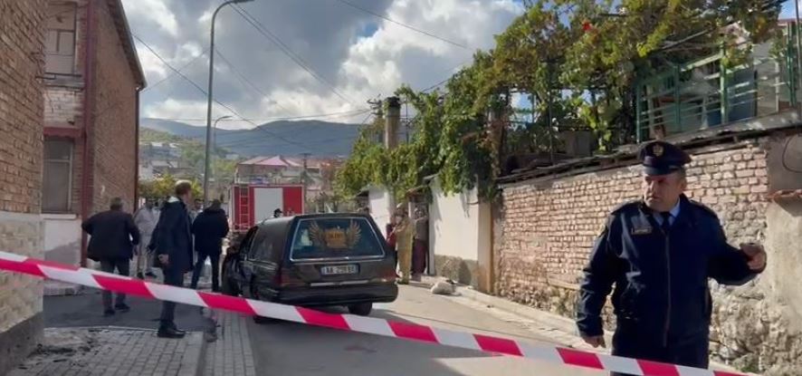 Korçë: Një grua humb jetën nga zjarri në banesë, dy fëmijët në spital