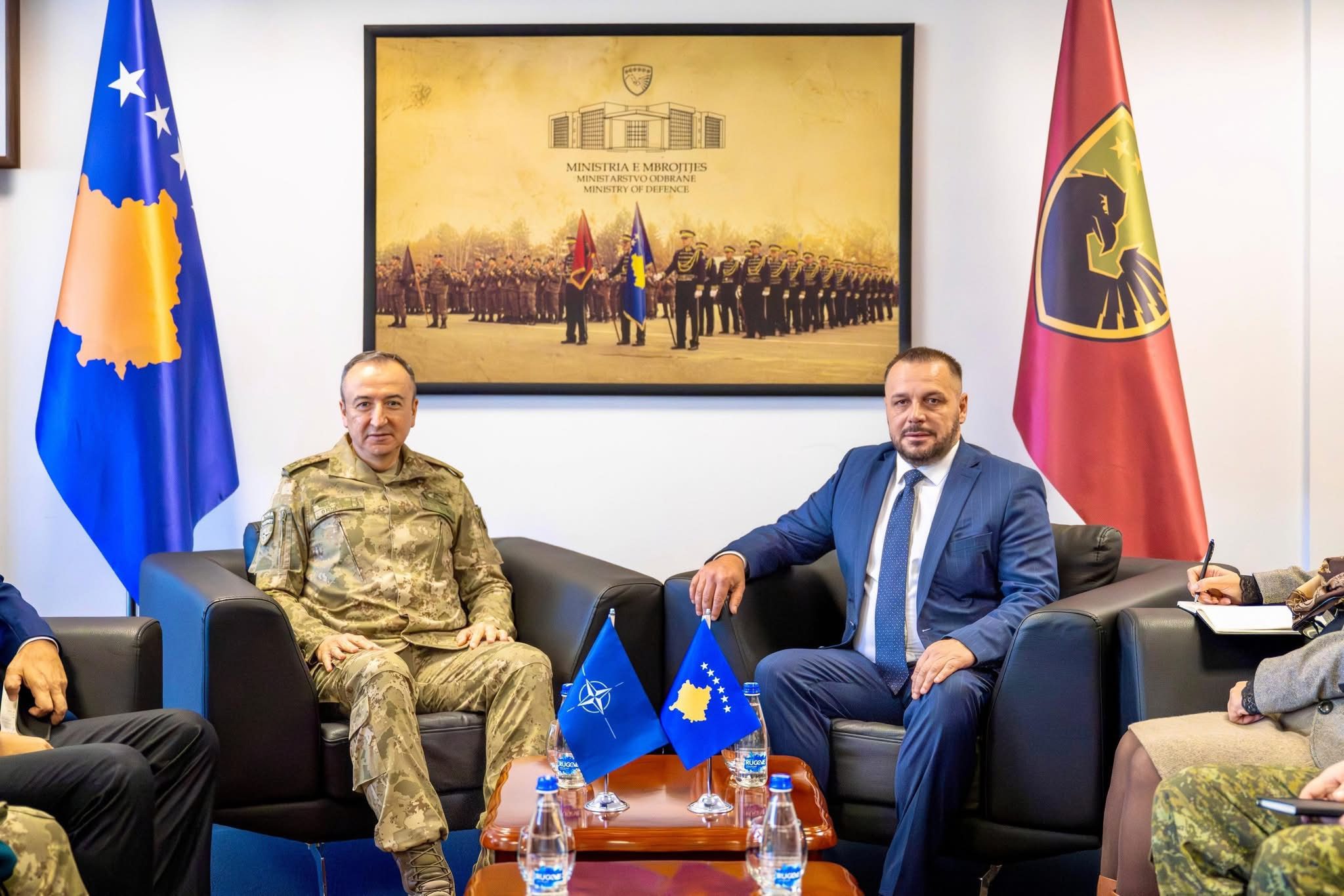 Komandanti i KFOR-it takohet me Maqedoncin, diskutojnë për sigurinë në Kosovë
