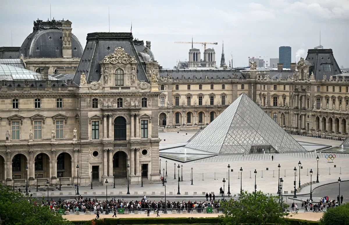 Grabitet Muzeu i Louvre në Paris