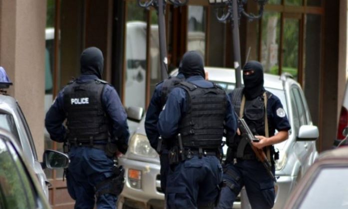 Podujevë: Bastisje, policia gjen armë, municion e drogë