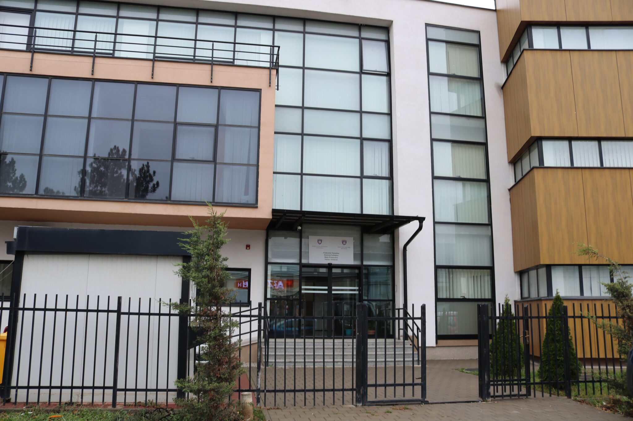 Ferizaj: Prokuroria kërkon paraburgim ndaj një personi, dhunoi në banesen e tij një 14 vjeçare