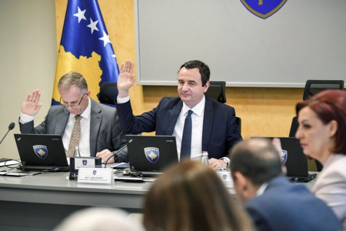 Qeveria Kurti ua ndan studentëve nga 100 euro