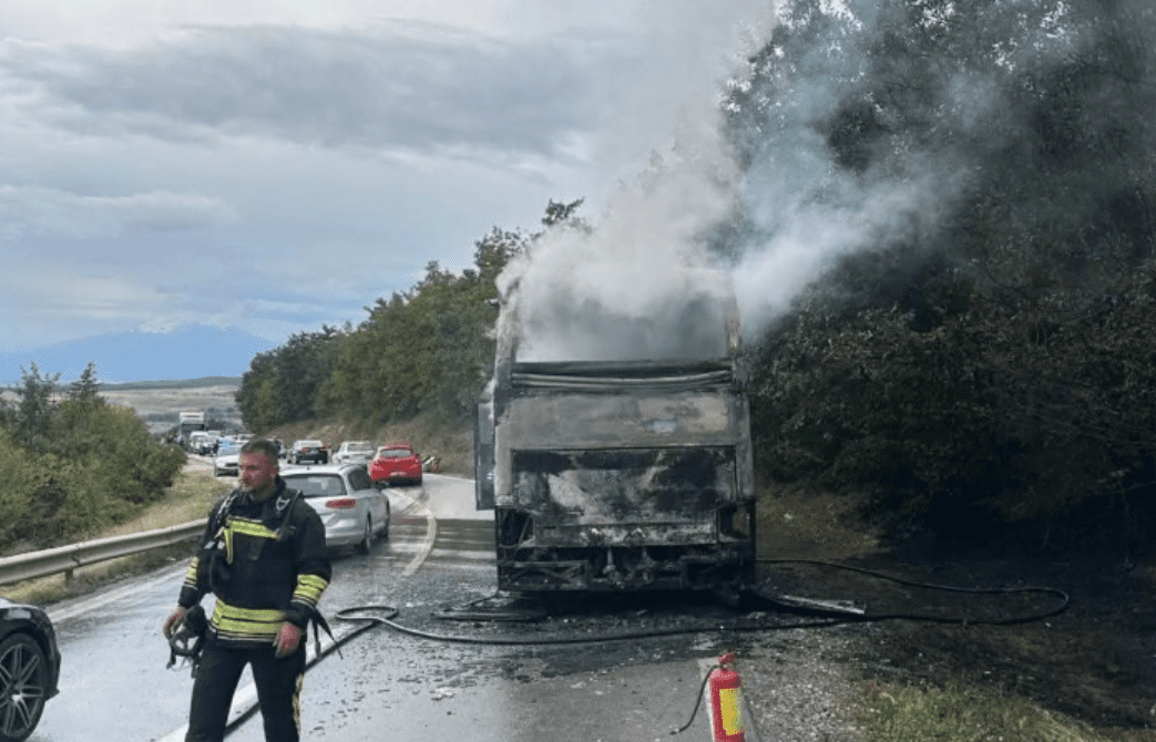 Digjet një autobus në Qafë të Duhlës