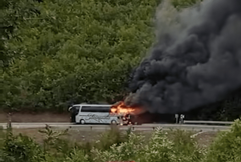 Policia jep detaje për autobusin që u përfshi nga flakët në Qafën e Dulës