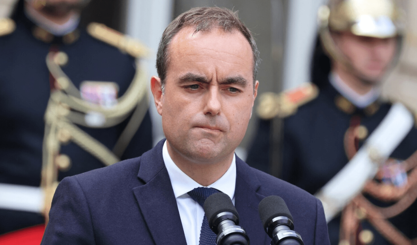 Kryeministri i Francës jep dorëheqje vetëm një muaj pasi u emërua
