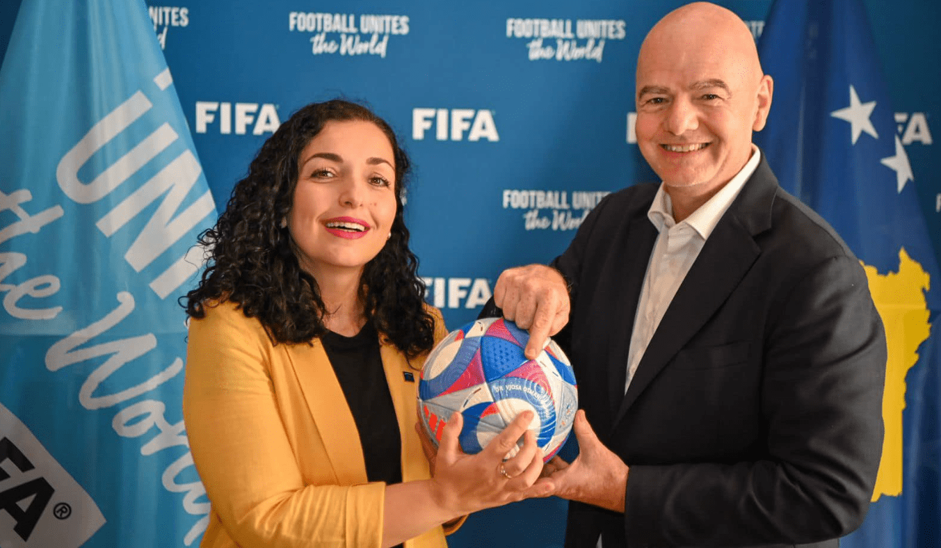 Osmani do ta dekorojë presidentin e FIFA-s, gjatë vizitës së tij në Kosovë