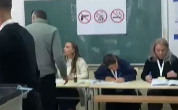 Tensionohet komisionerja në Mitrovicë, kapet me mediat
