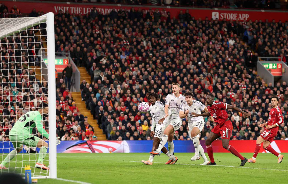 Manchester United “arrë e fortë” për Liverpoolin