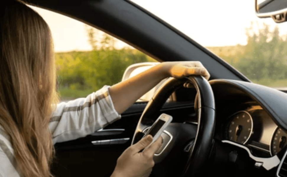 Kandidatja përdori telefefonin gjatë vozitjes, dënohet rëndë instruktorja