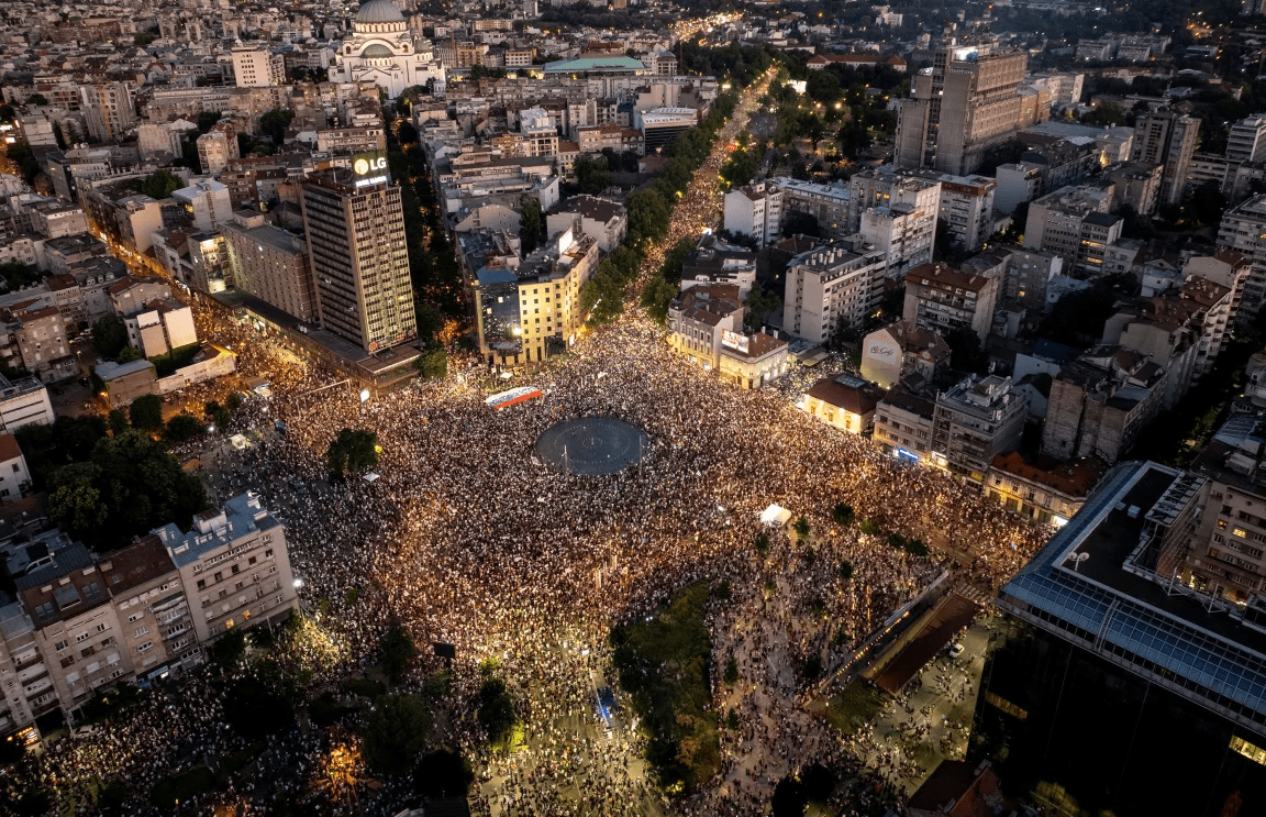 BE-ja miraton rezolutë për “polarizimin dhe rritjen e represionit në Serbi”