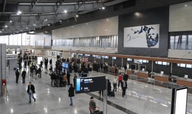 Vdes një person në Aeroportin e Prishtinës, gjatë procesit të check-in