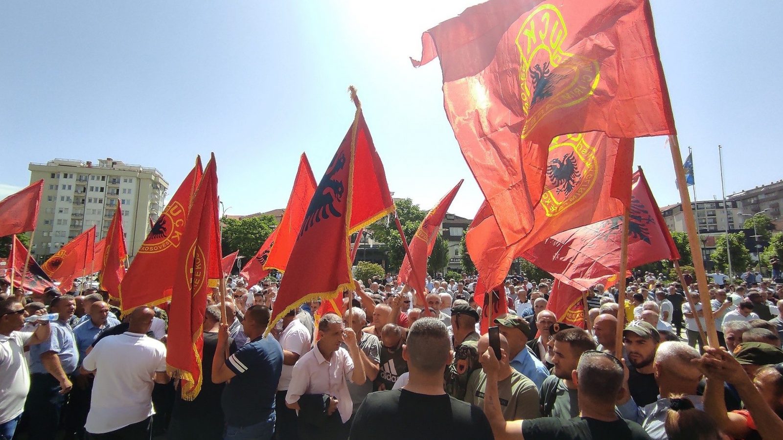 60 autobusë nisen nga Kosova drejt Shqipërisë për protestën e 17 tetorit