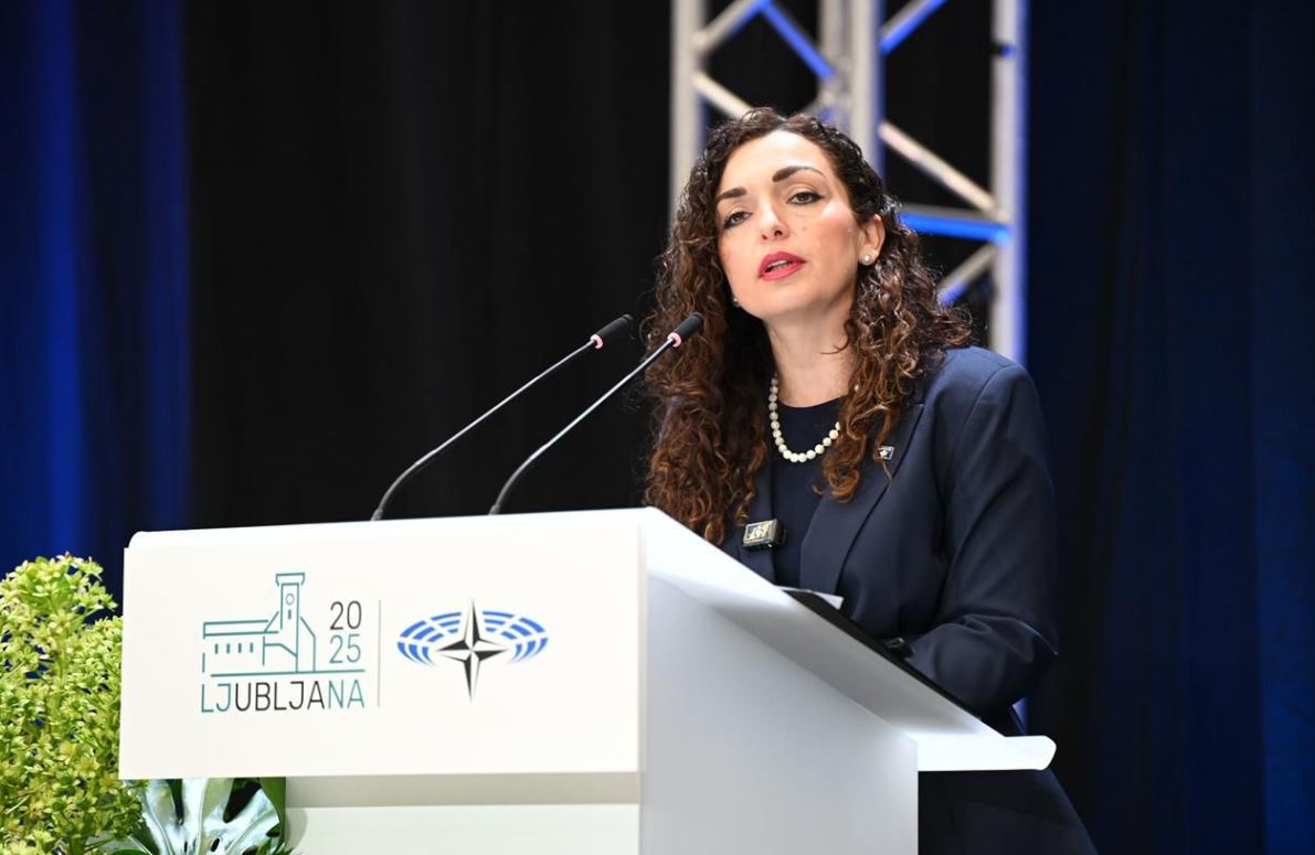 “Rruga e paqes në Kosovë u arrit nga burrat e gratë” – Osmani deklarohet pas pranimit të çmimit në Lubjanë