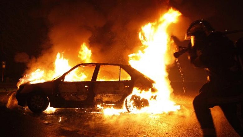 Policia deklarohet për djegien e veturës në oborrin e shkollës në Gurrakoc