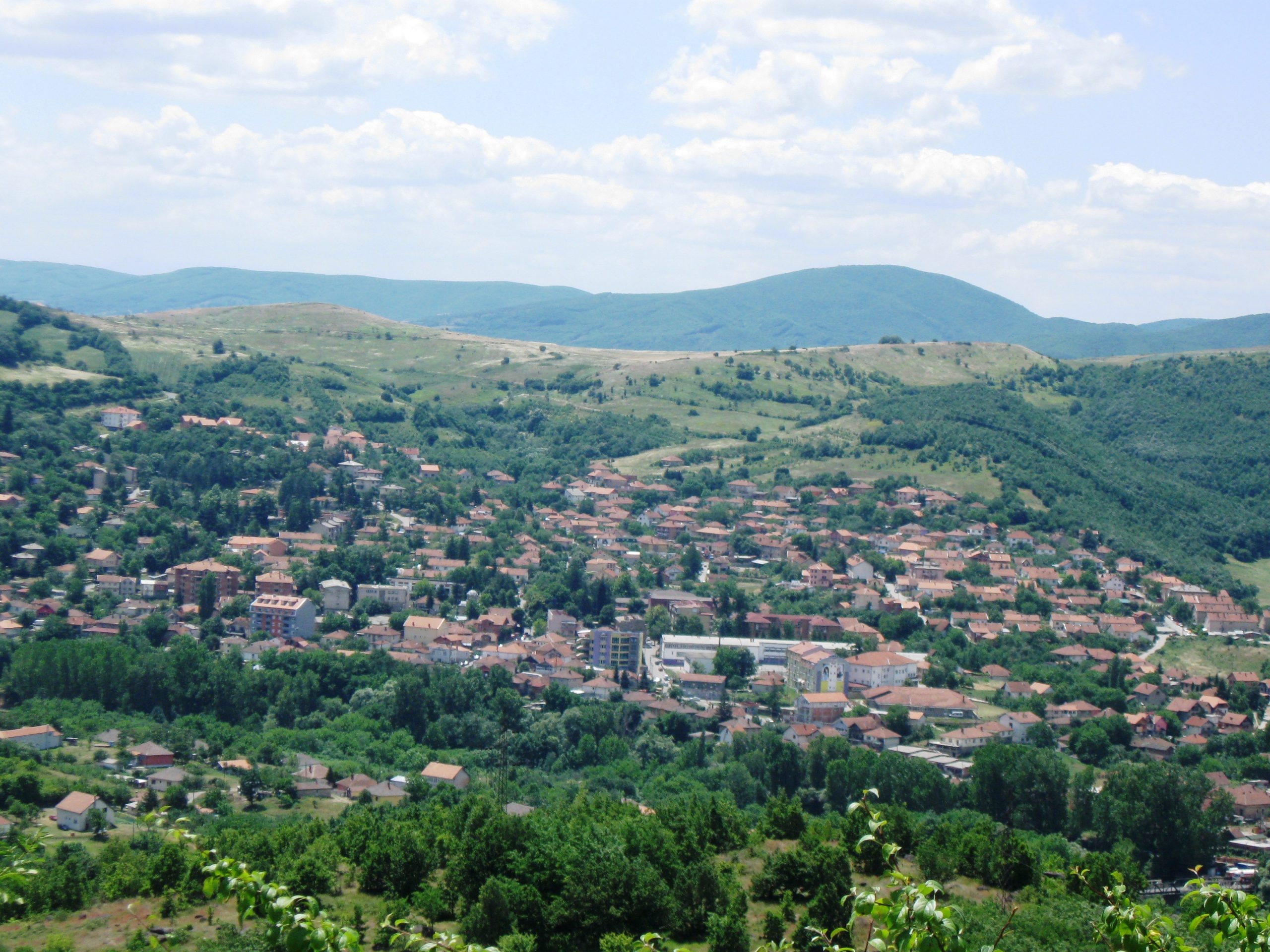 Hynë ilegalisht në Kosovë, dy serbë me radiolidhje e thikë kapen nga droni i KFOR-it në Zveçan