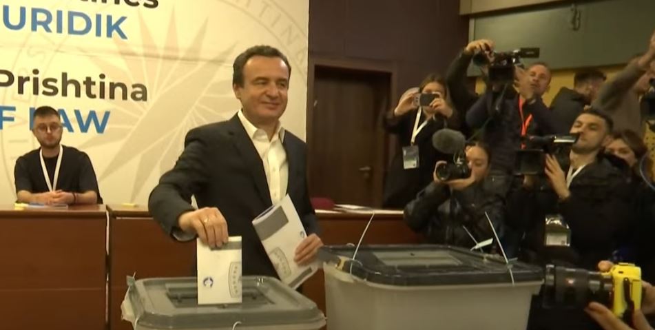 Edhe kryeministri në detyrë Albin Kurti, e hodh votën