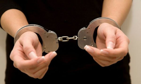 Një grua sulmoi fizikisht nënën e saj, arrestohet nga policia
