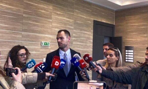 Avokati tregon pse mungoi Sveçla seancë gjyqësore