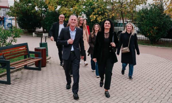 Voton Besnik Osmani, shoqërohet nga bashkëshortja dhe vajzat