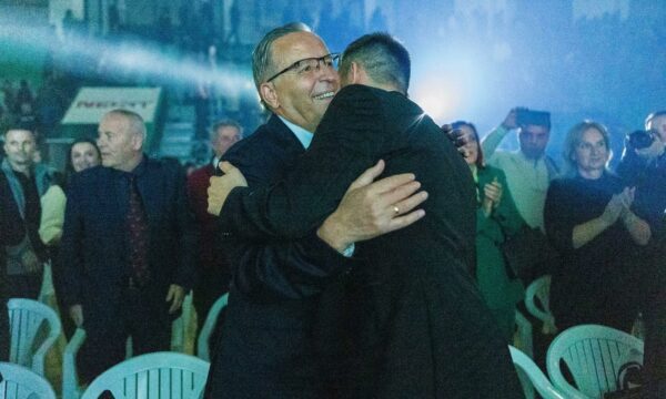 Bedri Hamza e shpall fitoren e Arian Tahirit – Nis festa në Mitrovicë