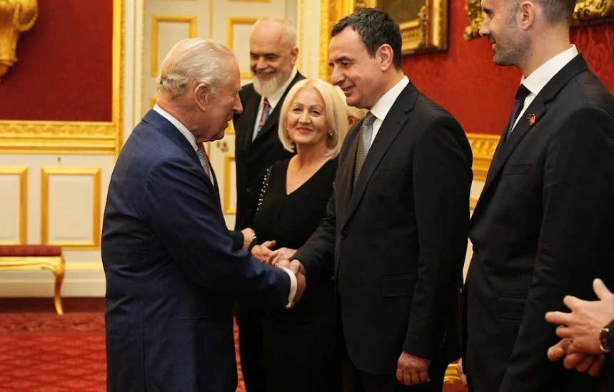 Kurti i ofron Britanisë ndërtimin e qendrave për azilkërkuesit në këmbim të mbështetjes për siguri