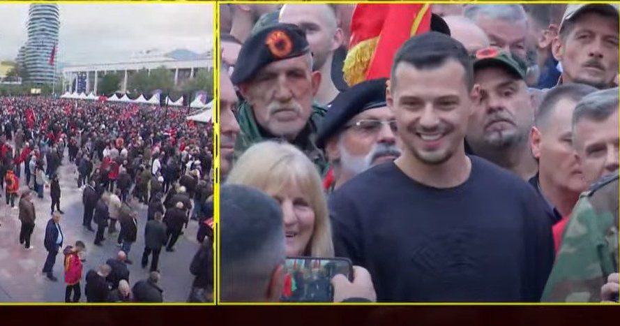 Djali i Thaçit i bashkohet protestës pro ish-krerëve që po gjykohen në Hagë