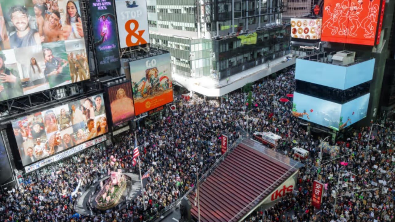 “Times Square” mbushet plot me protestues kundër politikave të Trump: Demokraci, jo monarki