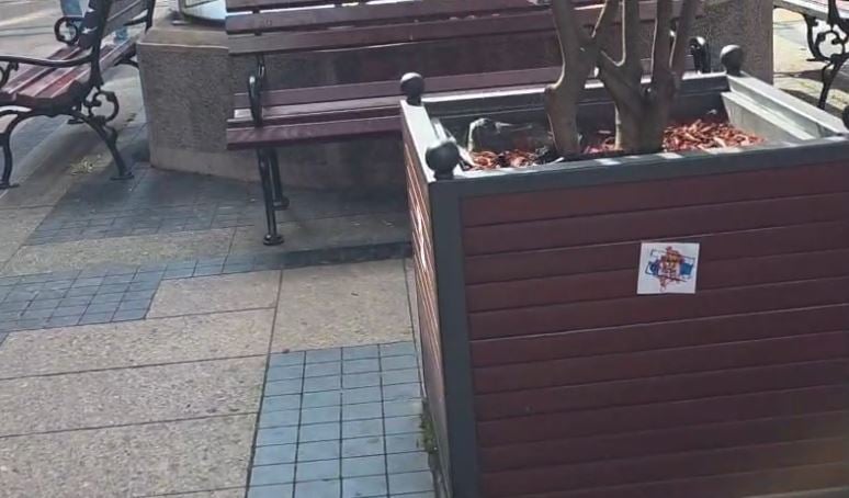 Serbët vendosin hartën e Kosovës me flamurin e Serbisë në qytetin ku ndodhet hoteli i Kombëtares shqiptare