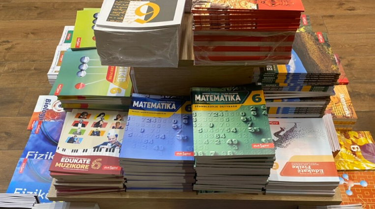 MAShTI: Më 3 tetor përfundon afati për aplikim për subvencionimin e teksteve shkollore