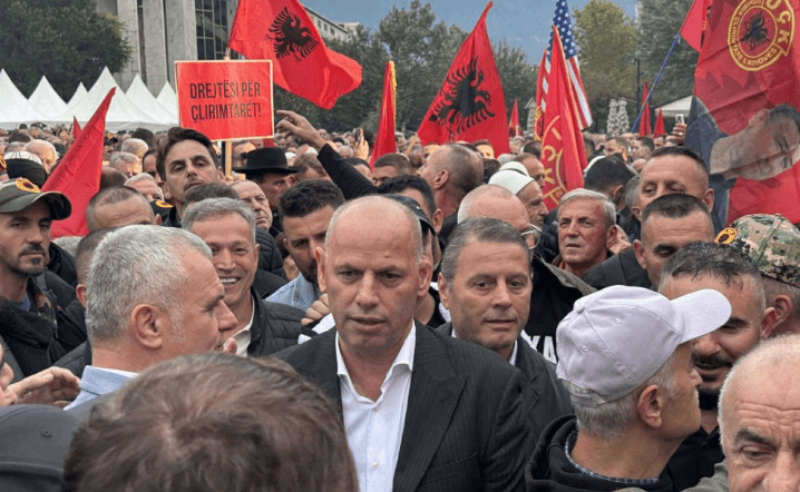 Lladrovci në Tiranë për protestën në mbrojtje të UÇK-së