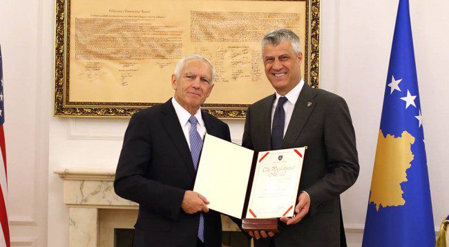 Gjenerali Wesley Clark konfirmohet si dëshmitar i mbrojtjes së Hashim Thaçit