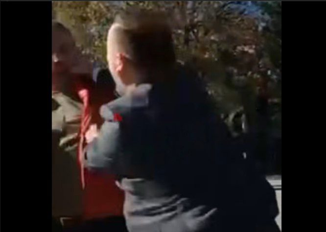 Publikohen pamjet, momenti kur nis përplasja fizike ndërmjet deputetit Zemaj dhe qytetarit